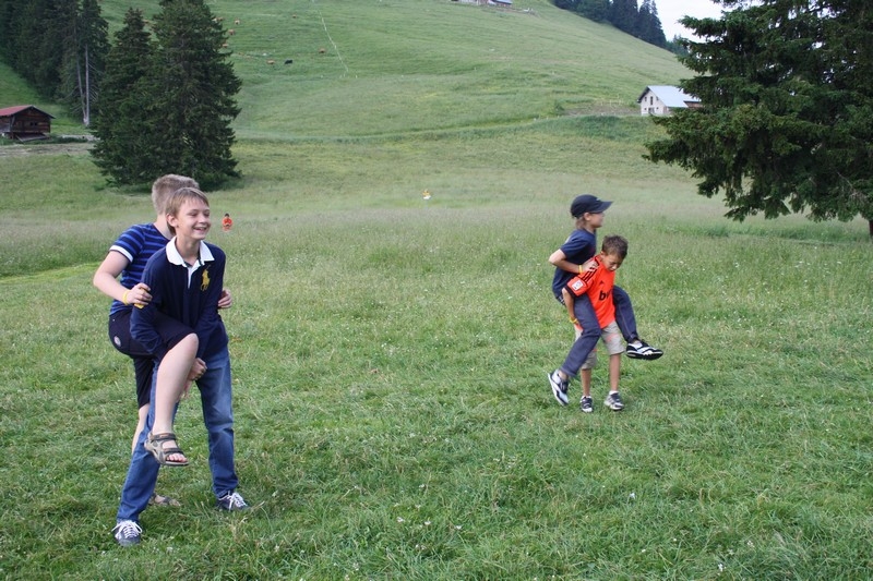 Village Camps International Summer Camp Leysin, Switzerland 2026-07-18 https://www.villagecamps.com/journals_admin/images/691-14-campfire yellows (92).jpg